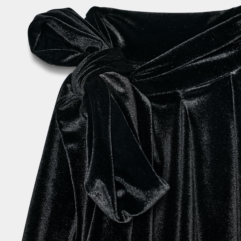 ZARA Velvet bow balloon top - Elegant Black Velvet Halter Top - Picture 4 of 5